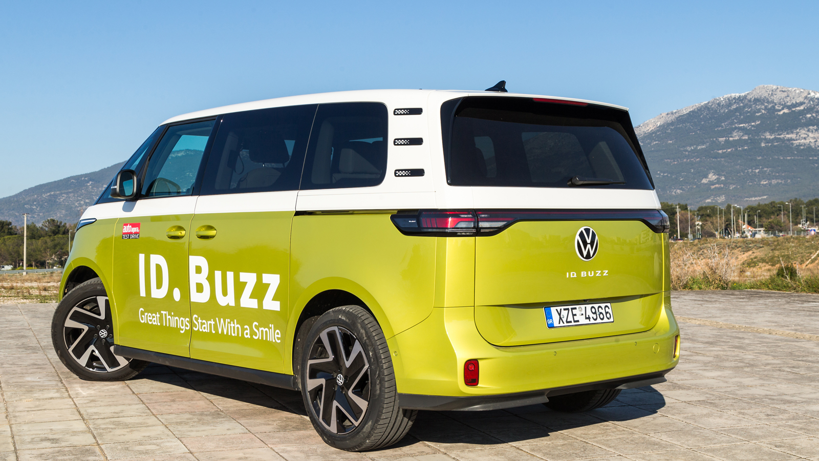 VW ID.Buzz: Κοιτάει στο μέλλον αναπολώντας το παρελθόν